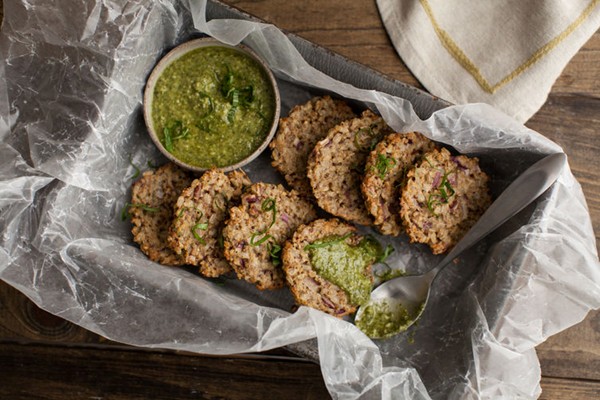 Brown rice patties with pesto
