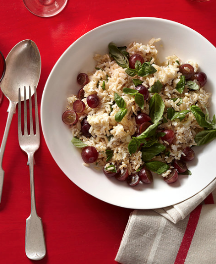 Brown rice salad with grape and ricotta