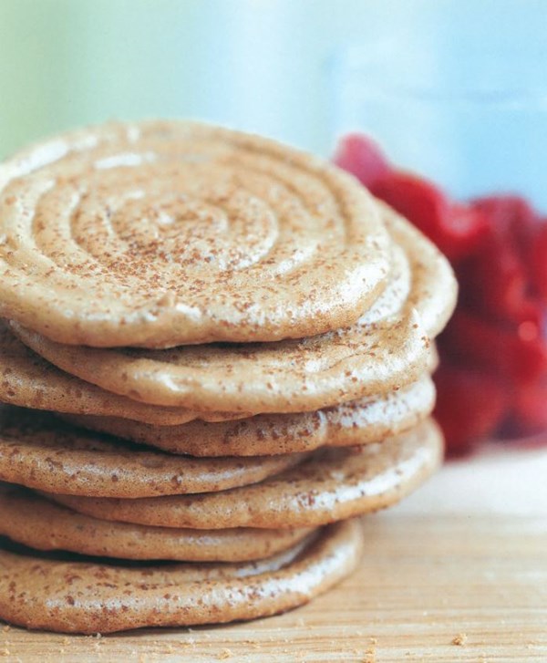 Brown sugar meringues with strawberries