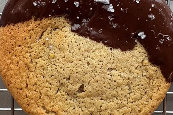 Browned butter chocolate dip cookies