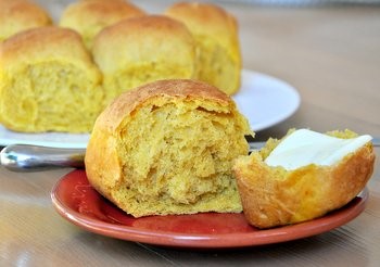 Browned butter pumpkin dinner rolls