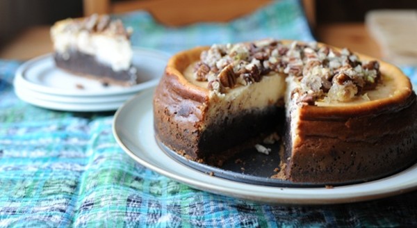 Brownie-cheesecake with caramel pecan crunch