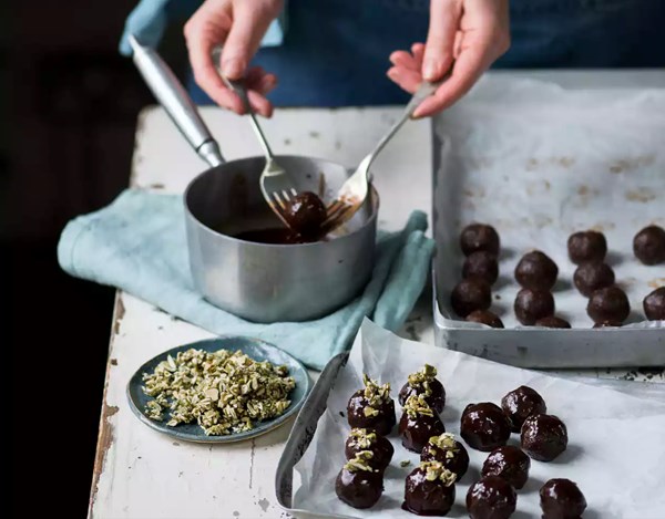 Brownie energy bites with maple pumpkin praline