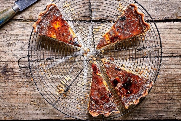 Bruleed coffee & pear tart