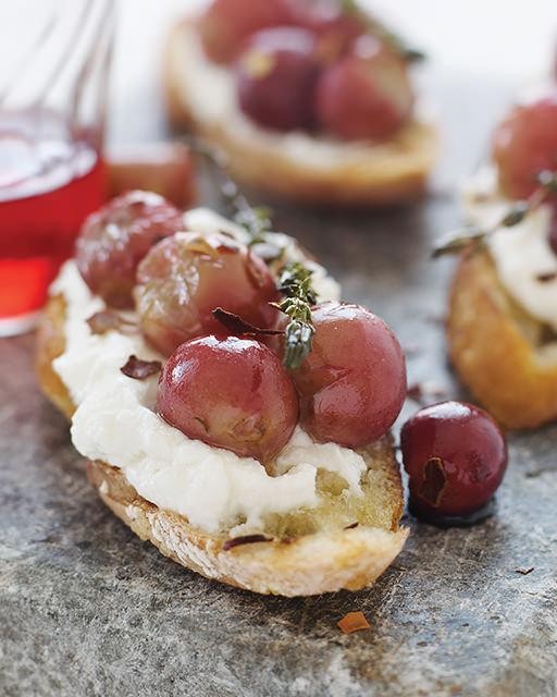 Bruschetta with baked grapes