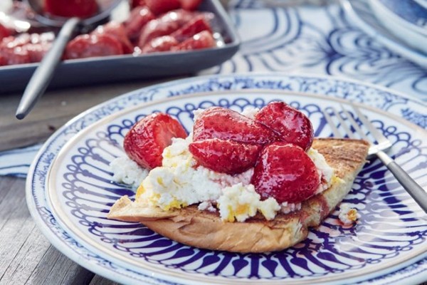 Bruschetta with baked strawberries & honey ricotta