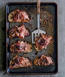 Bruschetta with chili-spiced leg of lamb & caramelized red onions