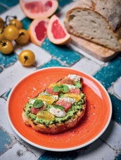 Bruschetta with crushed broad beans, grapefruit and ricotta (Bruschetta con fave, ricotta e pompelmo)