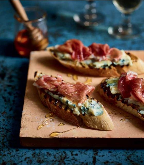 Bruschetta with Gorgonzola, Parma ham and honey (Bruschetta con Gorgonzola, prosciutto crudo e miele)