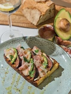 Bruschetta with guanciale, figs and avocado (Bruschetta con guanciale, fichi e avocado)