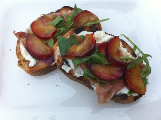 Bruschetta with plums, serrano ham and ricotta