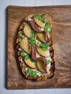 Bruschetta with stracciatella cheese, plums and anchovies (Bruschetta con stracciatella, prugne e acciughe)
