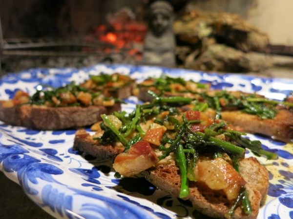 Bruschetta with wild asparagus and pancetta