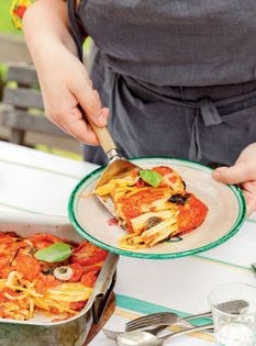 Bucatini 'marinated' in tomatoes (An ode to pasta al pomodoro)