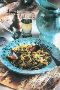 Bucatini with chopped mussels (Bucatini all'Elbana)