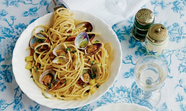 Bucatini with clams and minty potatoes (Bucatini alle vongole e patate alla menta)