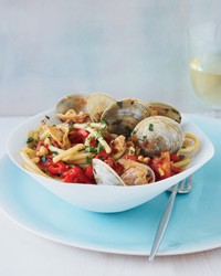 Bucatini with clams and red peppers