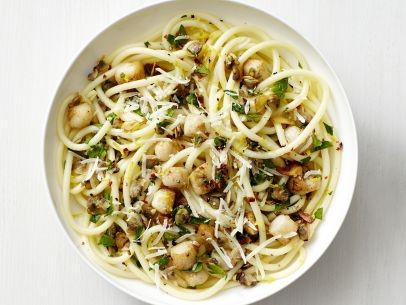 Bucatini with clams and scallops