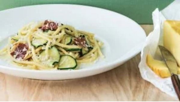 Bucatini with prosciutto, smoked cheese and zucchini