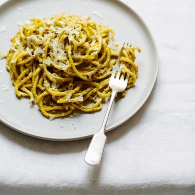 Bucatini with Sicilian pesto (Bucatini al pesto Siciliano)