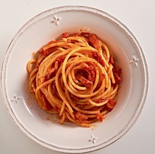 Bucatini with spicy tomato sauce (Bucatini all'Amatriciana)