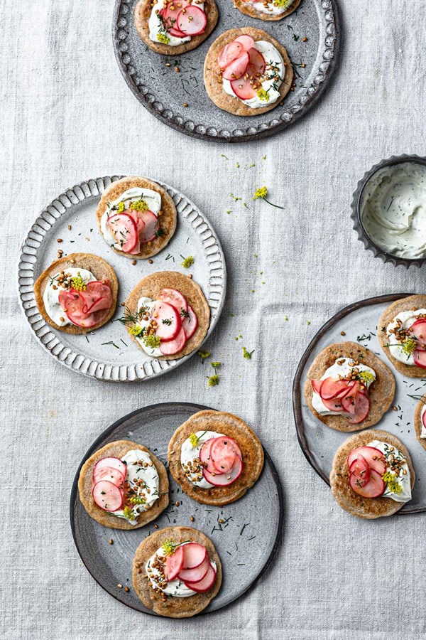 Buchweizenblini mit Dillrahm, Radischen und geröstetem Buchweizen