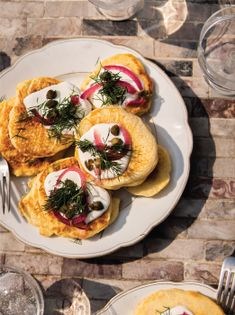 Buckwheat blini with sour cream and pickled red onions (Gryczane bliny z kwaśną śmietaną i piklowaną cebulą)