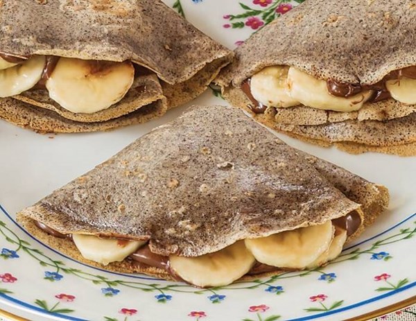 Buckwheat cloches with bananas & chocolate-hazelnut spread
