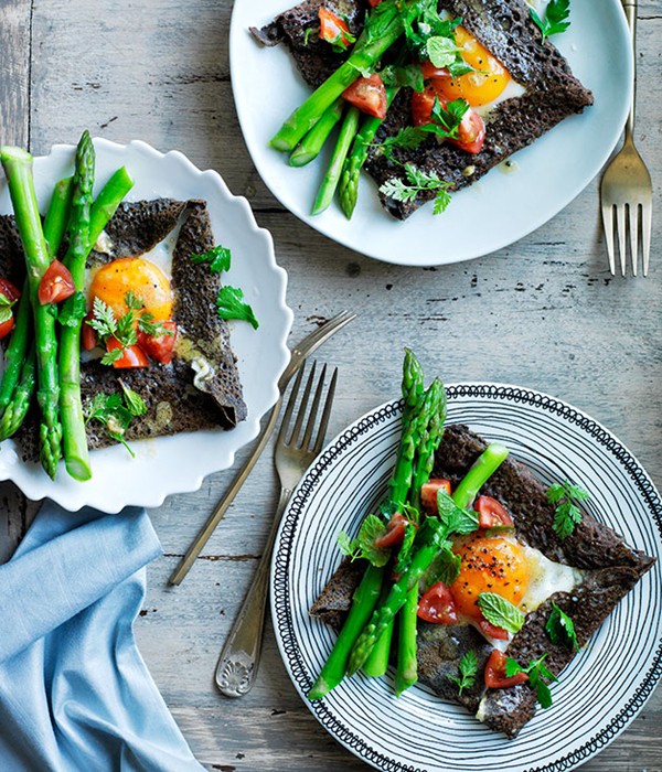 Buckwheat crêpes with egg and asparagus