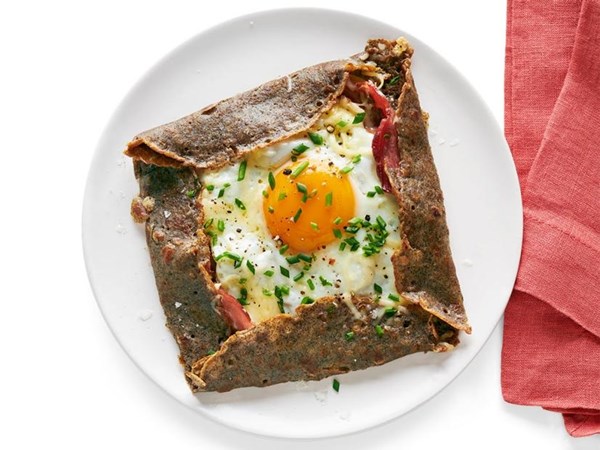 Buckwheat crêpes with ham and cheese