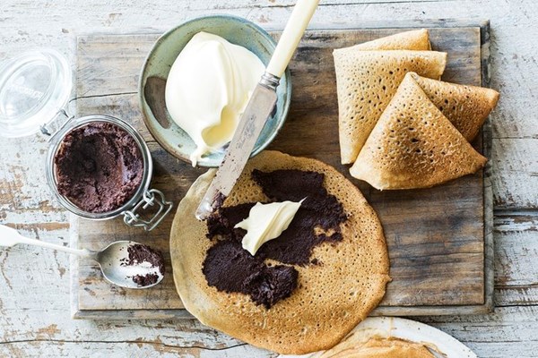 Buckwheat crepes with raw chocolate-hazelnut spread