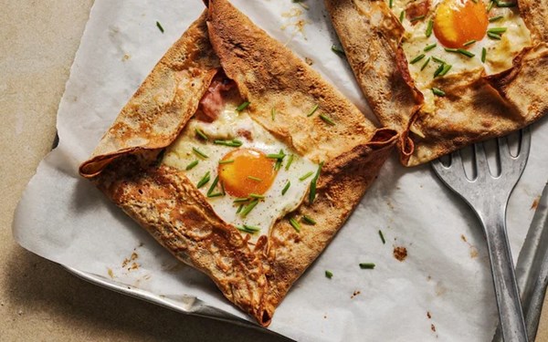 Buckwheat galettes with ham, egg, mustard and Gruyère
