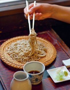 Buckwheat noodles and sauce (Zaru soba)