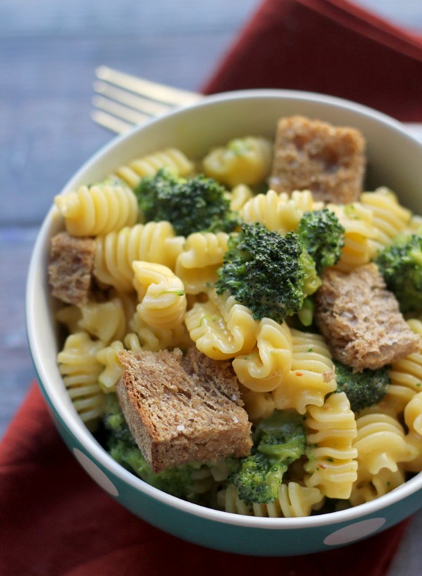 Buffalo cheddar mac and cheese with garlic croutons