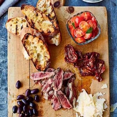 Build your own beef bruschetta (Bruschetta fai da te)