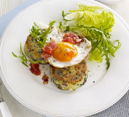 Bulghar & spinach fritters with eggs & tomato chutney