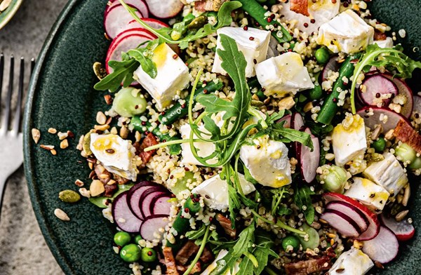 Bulgur & quinoa salad with crispy bacon and goat's cheese