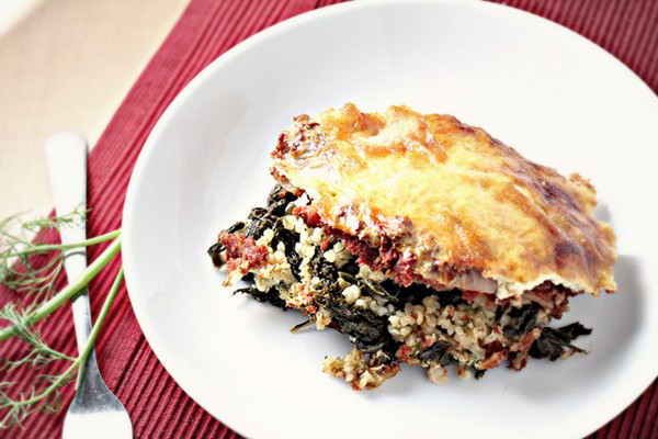 Bulgur and kale casserole with yogurt topping