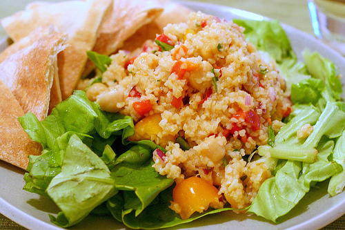 Bulgur salad with chickpeas and red peppers