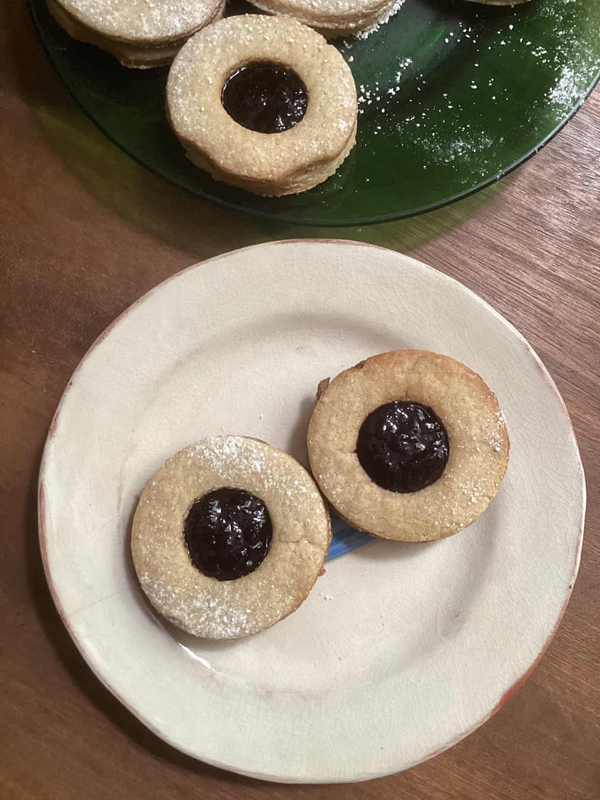 Bullseye biscuits (Biscotti occhi di bue)
