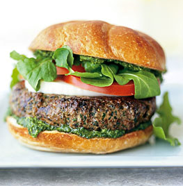 Burgers with mozzarella and spinach-arugula pesto