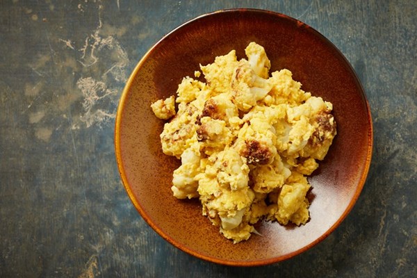 Burmese cauliflower and egg scramble (Pan monlar kyet u kyaw)