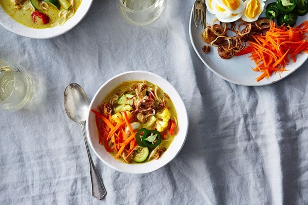 Burmese style curried noodle soup (Khao suey)
