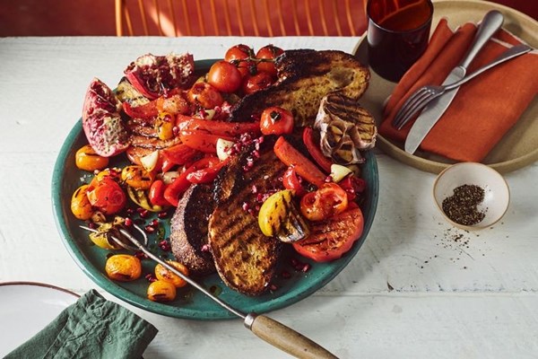 Burnt bread and tomatoes with peperonata dressing