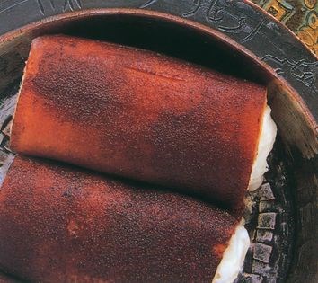 Burnt milk pudding with chicken breasts (Tavuk gogsu kazandibi)
