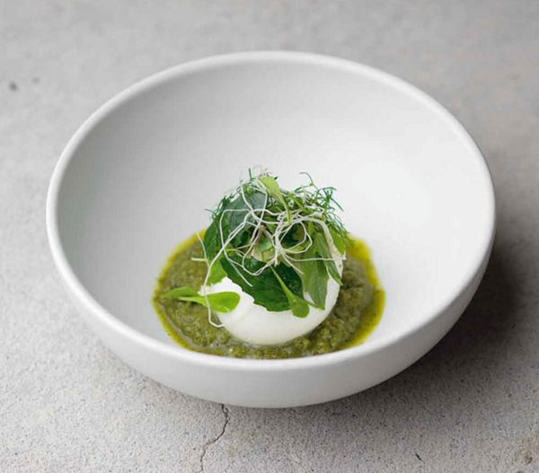 Burrata in green salsa with quelites (Burrata en salsa verde con quelites)