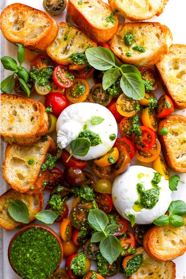 Burrata with tomatoes & pesto