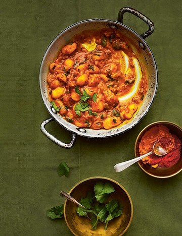 Butter bean curry with carom seeds, jaggery and tamarind paste (Gujarati Rangoon na vaal)