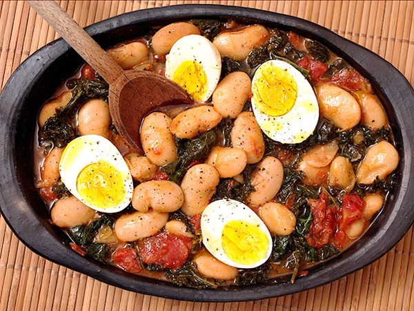 Butter beans with kale and eggs