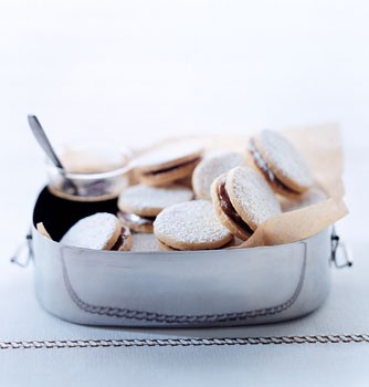 Butter cookies with dulce de leche